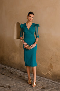 Vestido midi drapeado petróleo con plumas en hombros