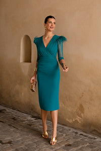 Vestido midi drapeado petróleo con plumas en hombros
