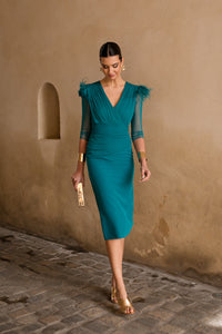 Vestido midi drapeado petróleo con plumas en hombros