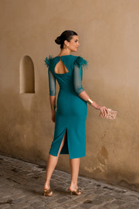 Vestido midi drapeado petróleo con plumas en hombros