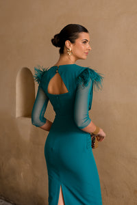 Vestido midi drapeado petróleo con plumas en hombros