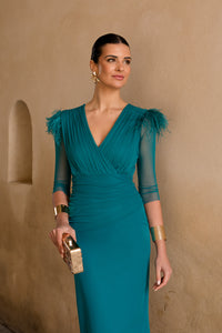 Vestido midi drapeado petróleo con plumas en hombros