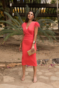 Vestido midi drapeado plumas coral