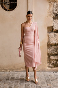 Vestido midi escote asimétrico con capa de gasa