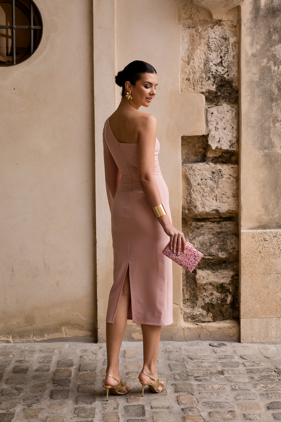 Vestido midi escote asimétrico con capa de gasa