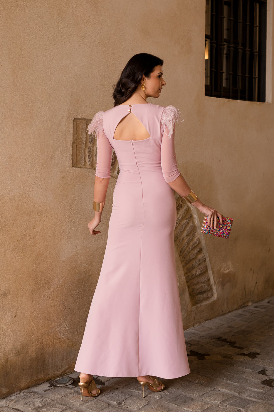Vestido largo drapeado con escote cruzado rosa nude