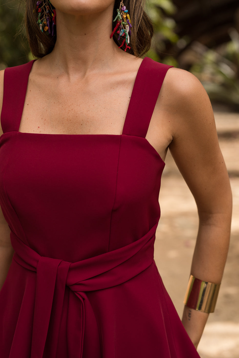 Traje pantalón palazzo con blusa peplum burdeos