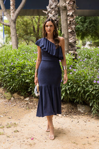 Vestido midi escote asimétrico volante