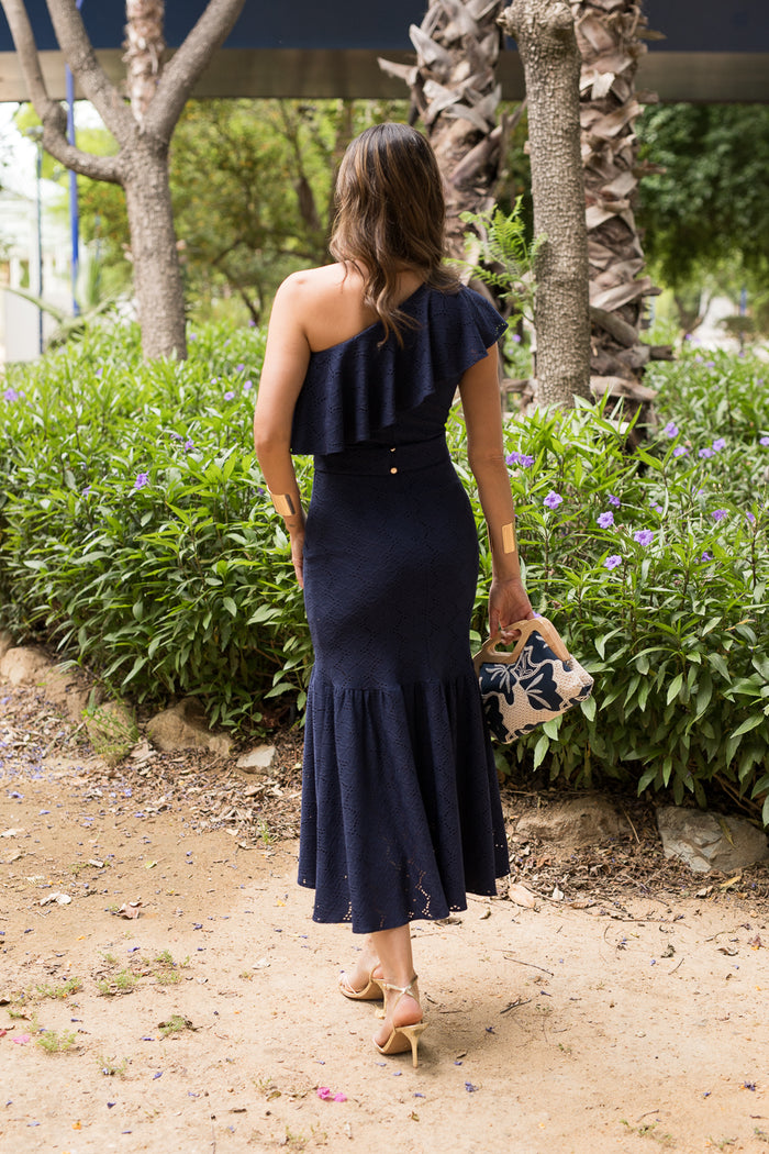 Vestido midi escote asimétrico volante