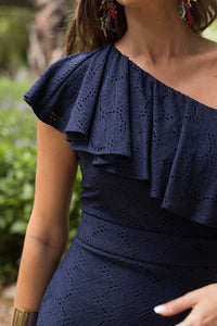 Vestido midi escote asimétrico volante