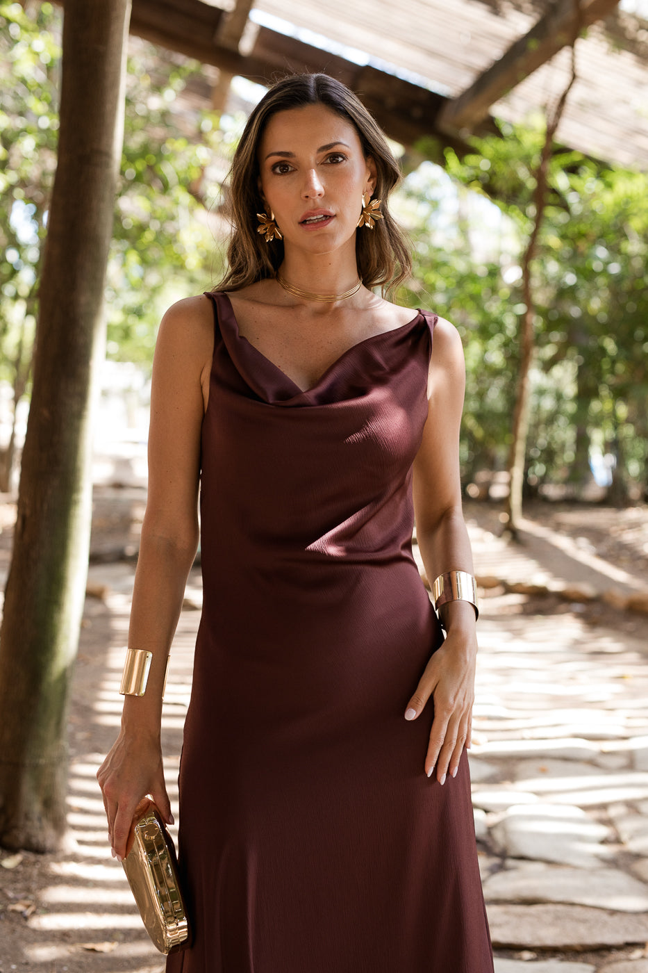 Vestido midi escote cascada chocolate