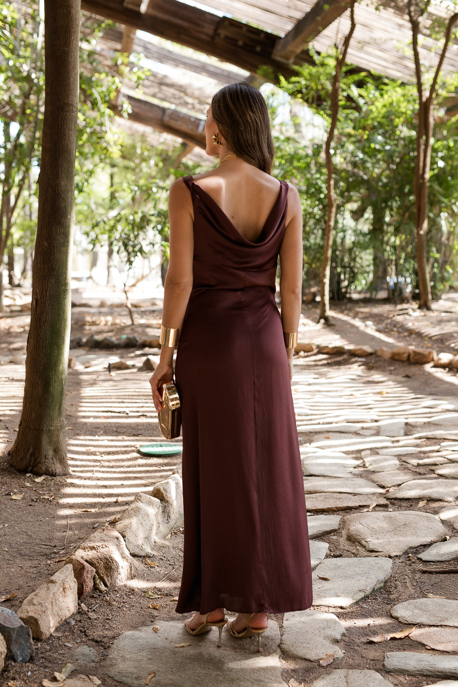 Vestido midi escote cascada chocolate