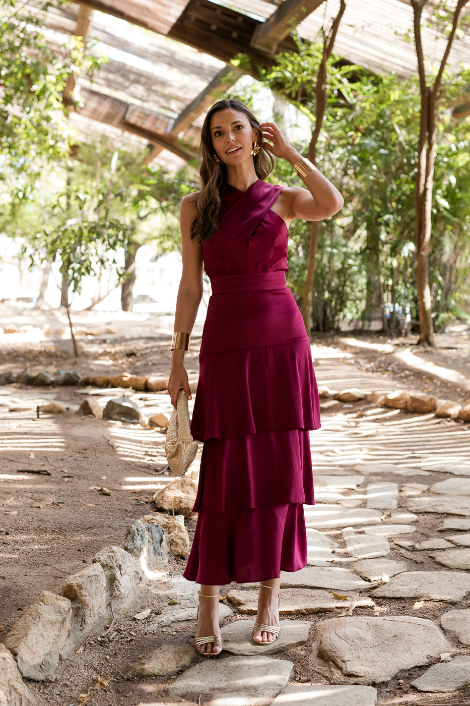 Vestido midi cuello halter multivolantes