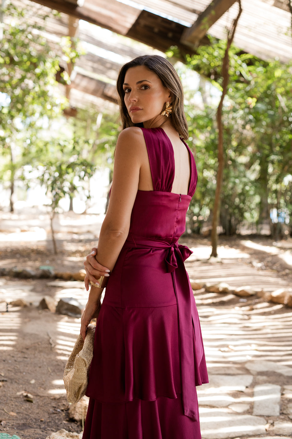 Vestido midi cuello halter multivolantes