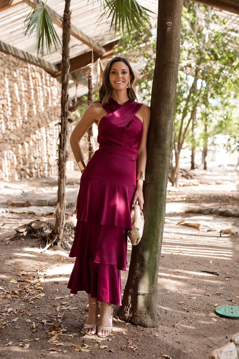 Vestido midi cuello halter multivolantes