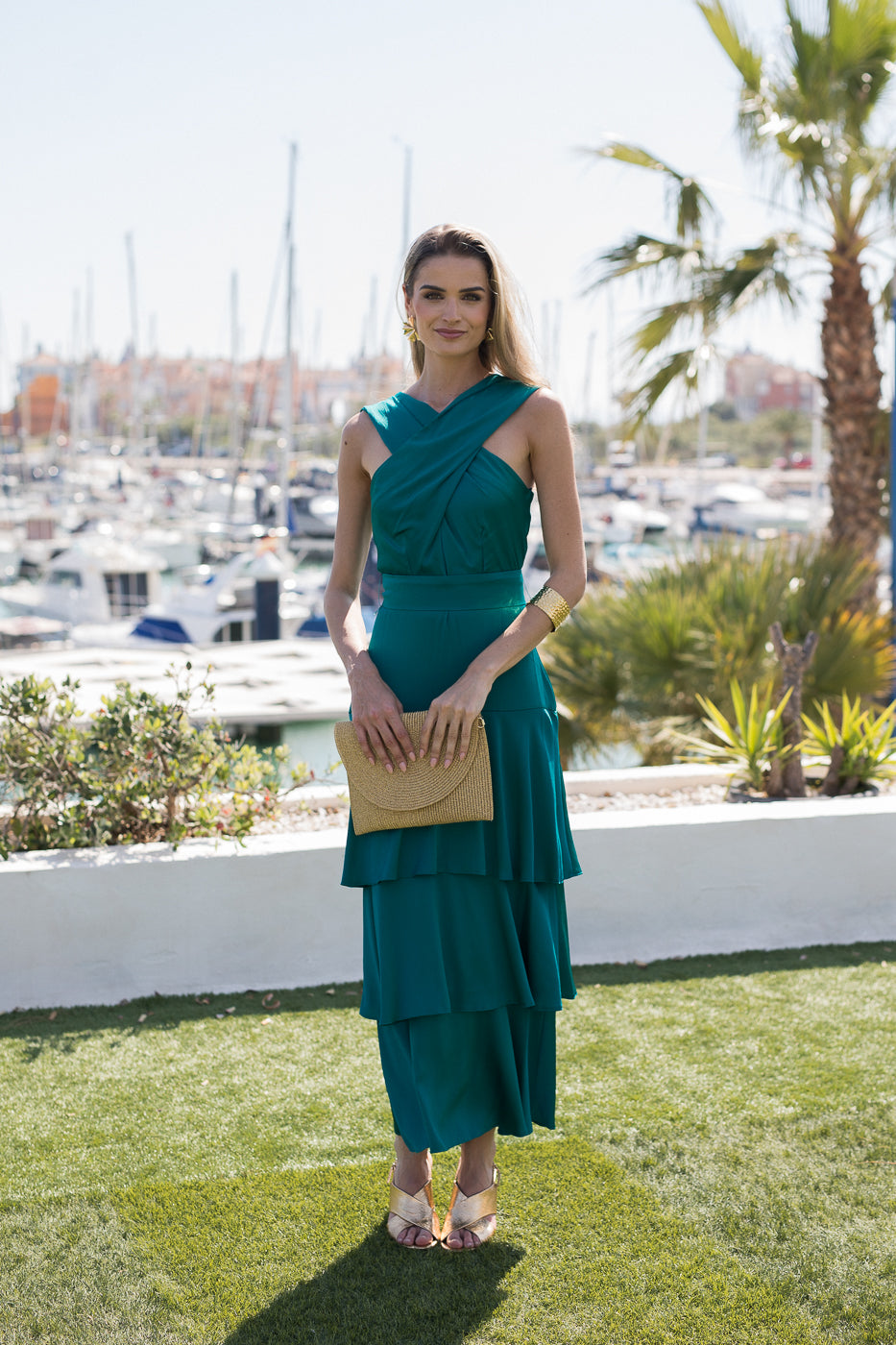 Vestido midi cuello halter multivolantes