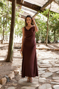 Vestido midi escote cascada chocolate