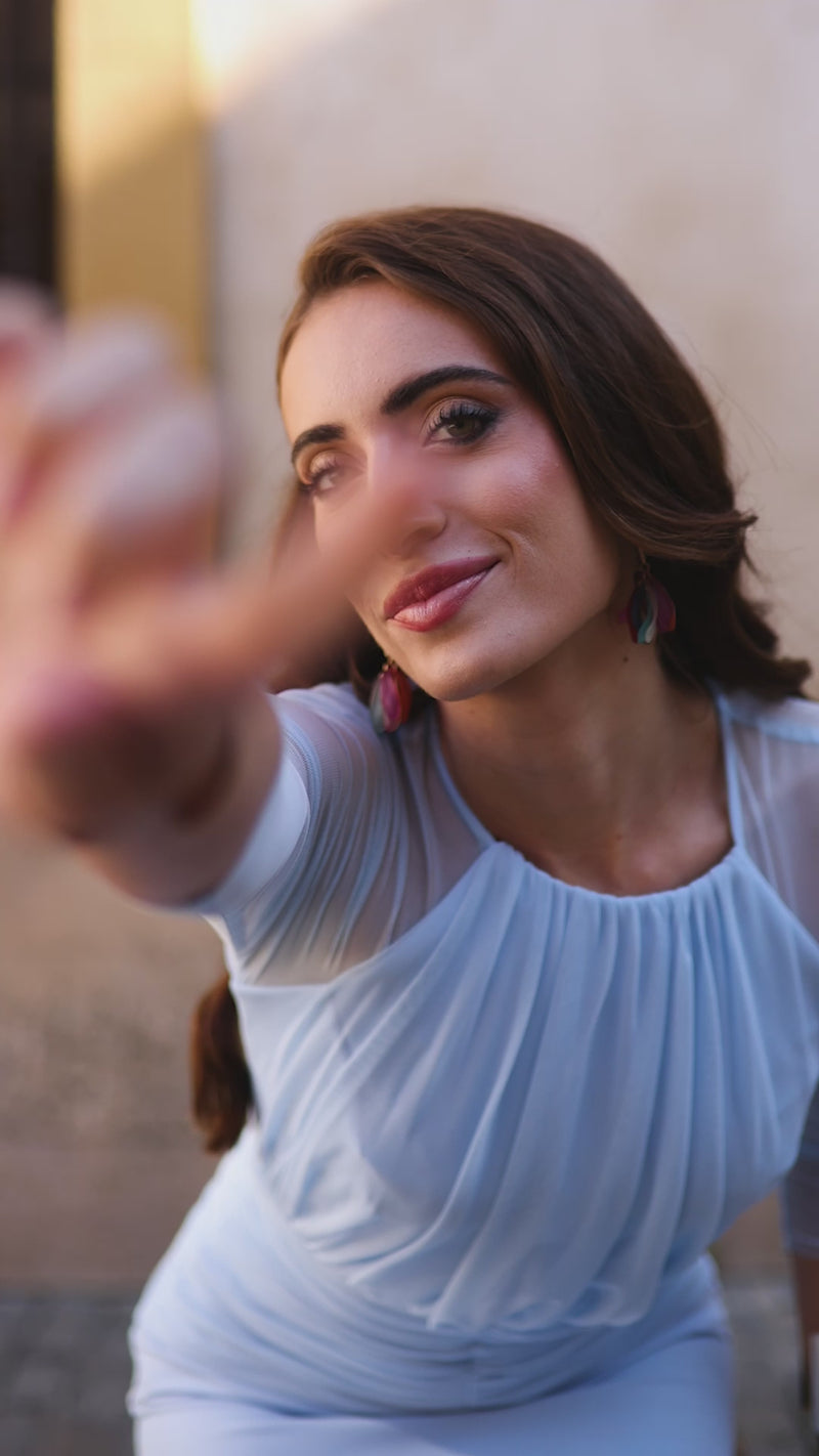 Vestido midi drapeado con mangas de tul escote redondo