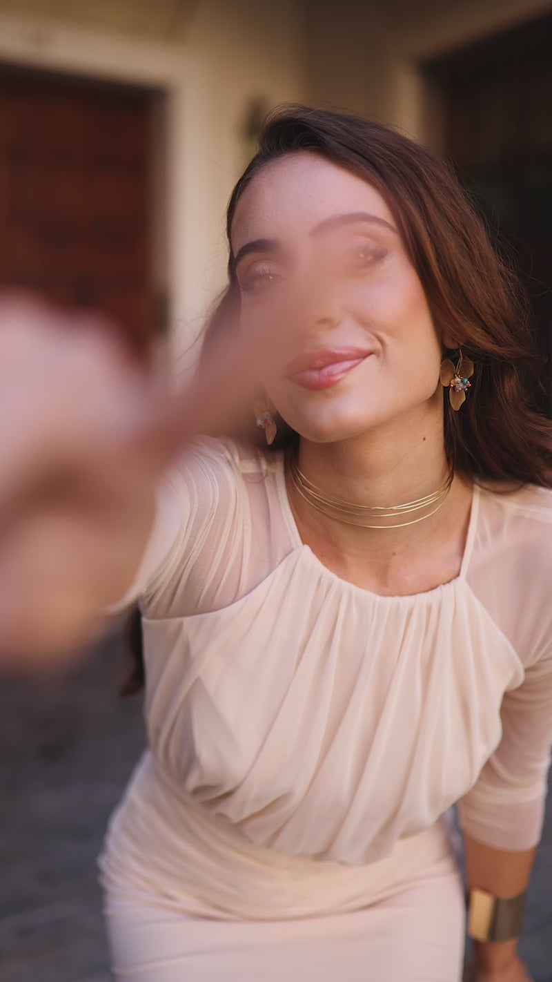 Vestido midi drapeado con mangas de tul escote redondo