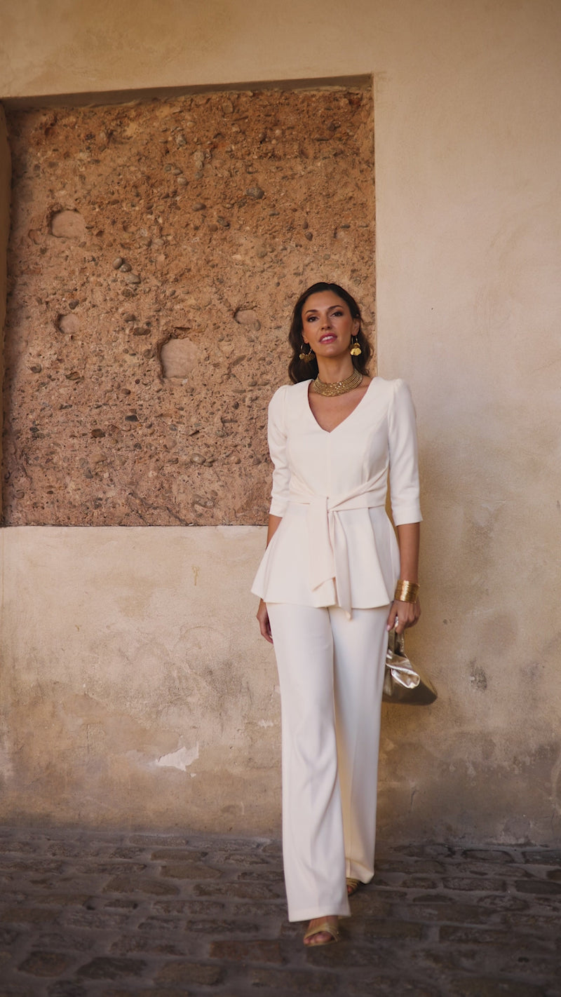 Traje pantalón palazzo con blusa peplum beige