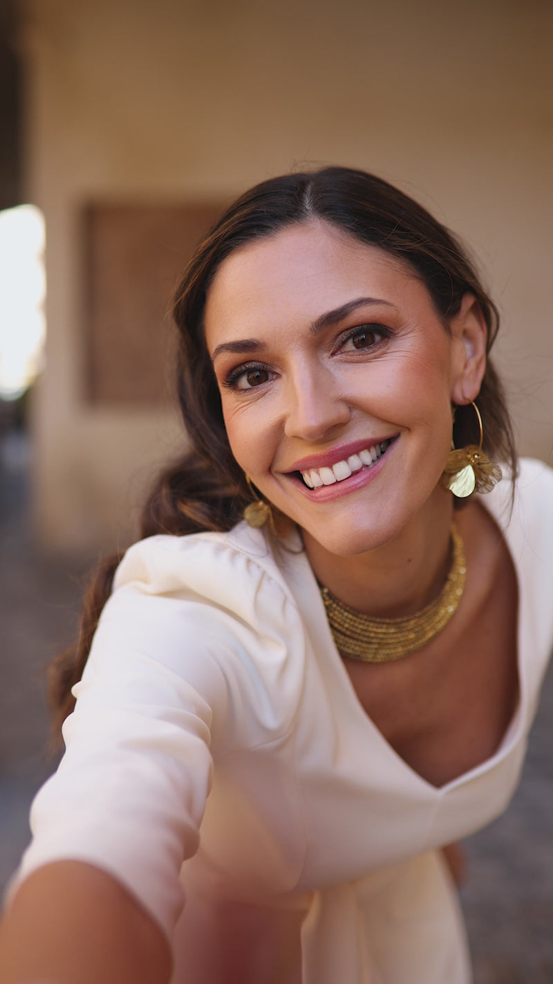 Traje pantalón palazzo con blusa peplum beige